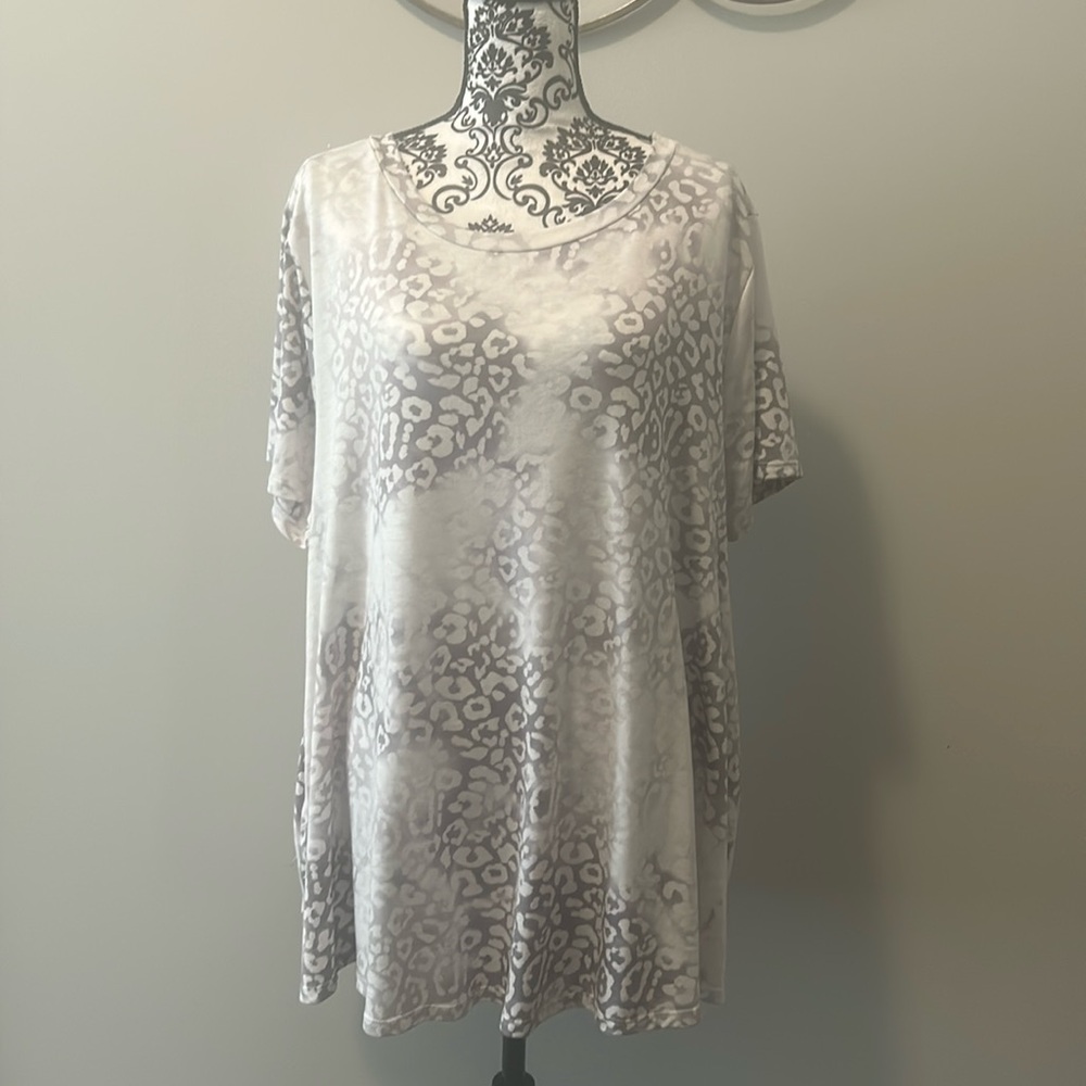 NWOT.  Woman’s rounded neckline, short sleeve t-shirt with ombre predator print.